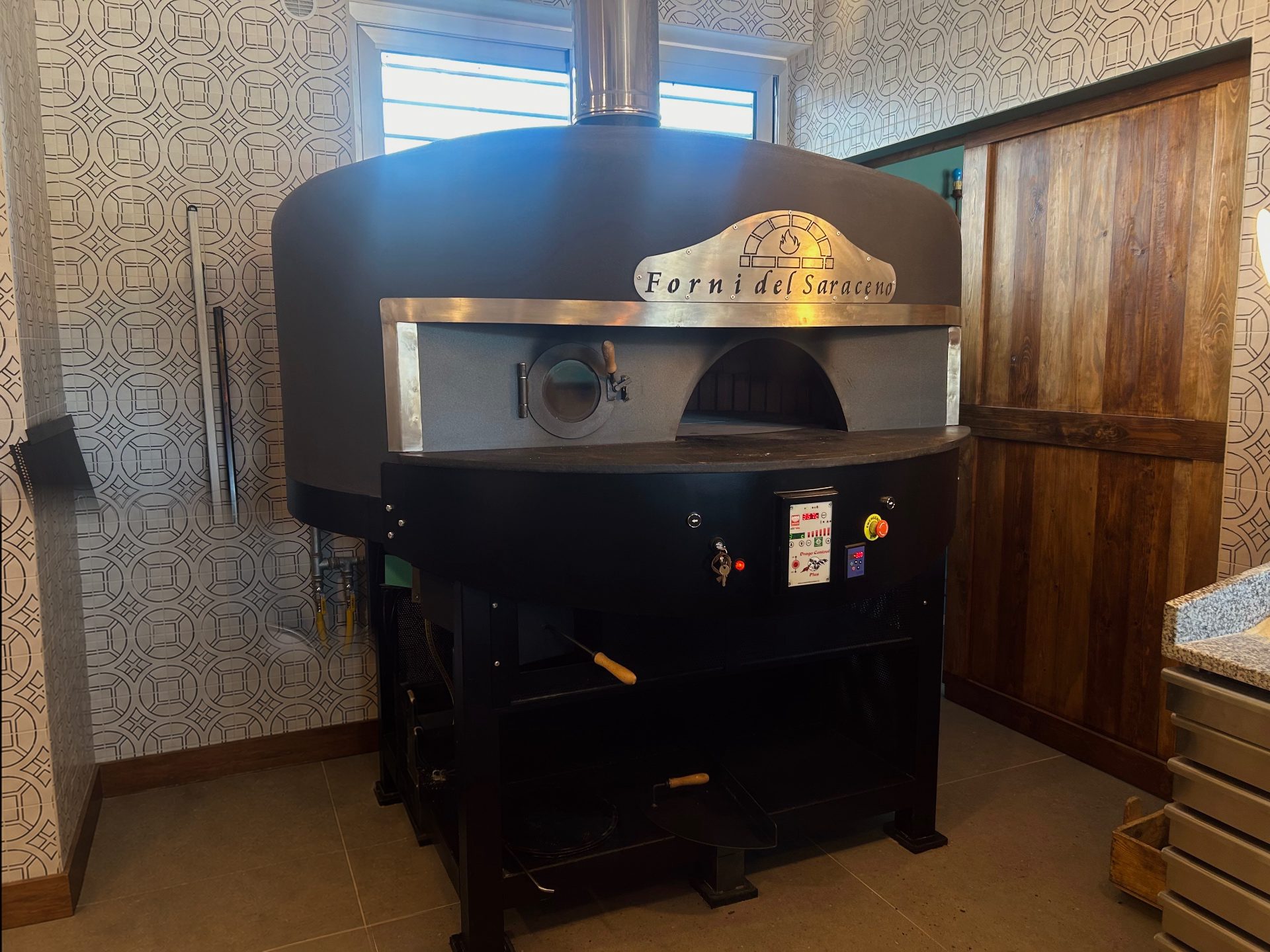 Il forno misto di Marzà: metà a gas, metà a legna