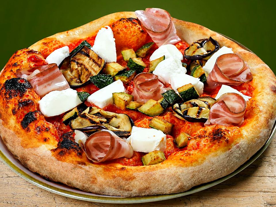 Pizza Marzà di stagione con verdure grigliate, mozzarella e crudo